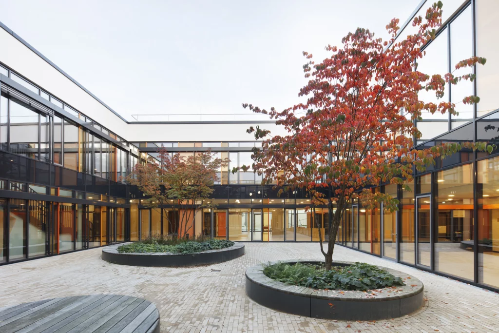 Grundschule auf dem Hagen Foyer Atrium mit Bauminseln
