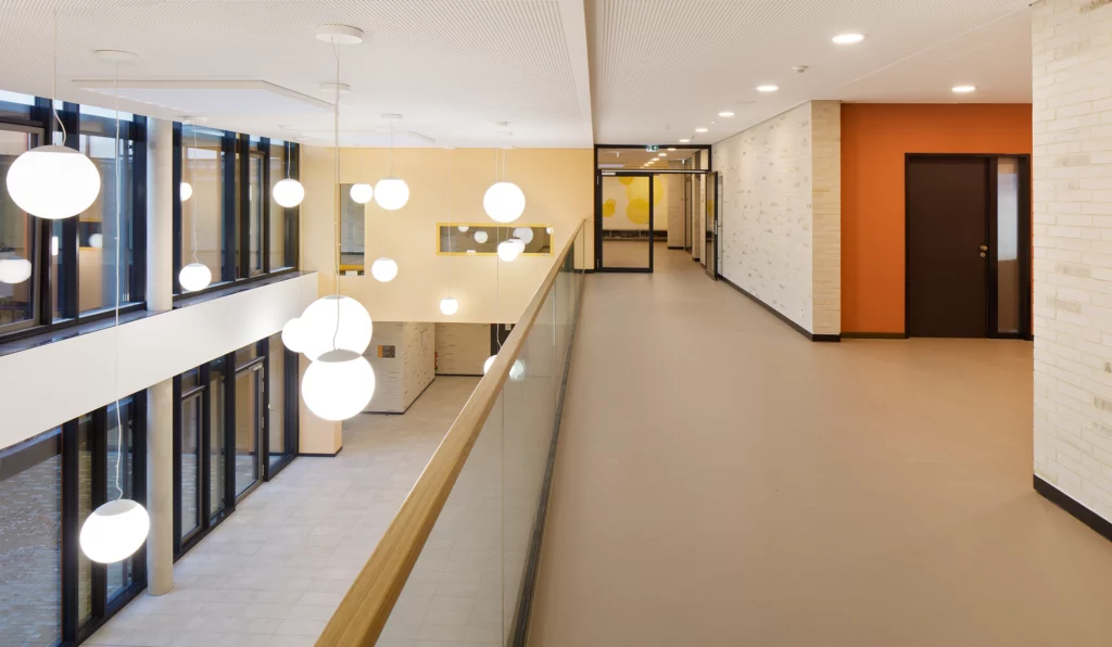 Grundschule auf dem Hagen Foyer Blick von der Galerie in Obergeschoss ins Foyer