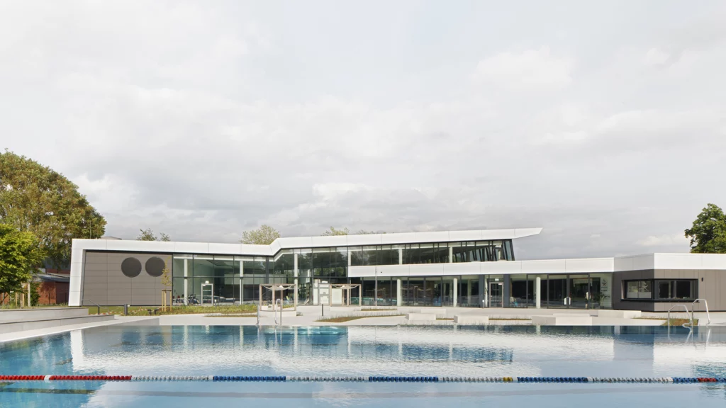 Badepark Berenbostel Blick vom Freibad aus zum Hallenbad frontal