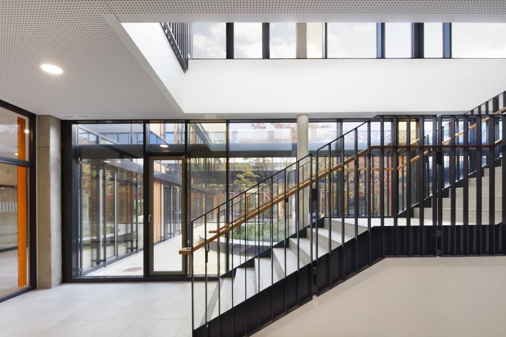 Grundschule auf dem Hagen Detailaufnahme Haupttreppe im Foyer Blick ins Atrium