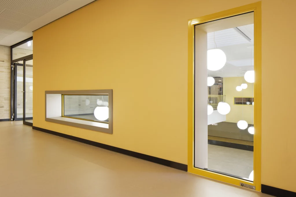 Grundschule auf dem Hagen Innenaufnahme Flur im Obergeschoss Detailaufnahme Fenster mit Blick ins Foyer