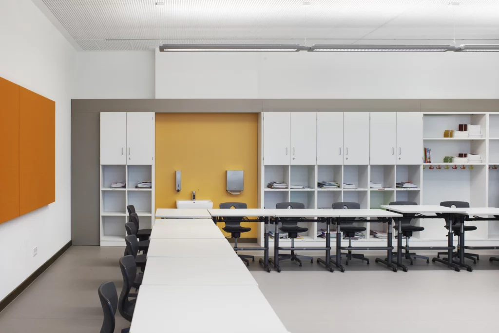Grundschule auf dem Hagen Unterrichtsraum Detailaufnahme Einbauschränke mit Garderobe