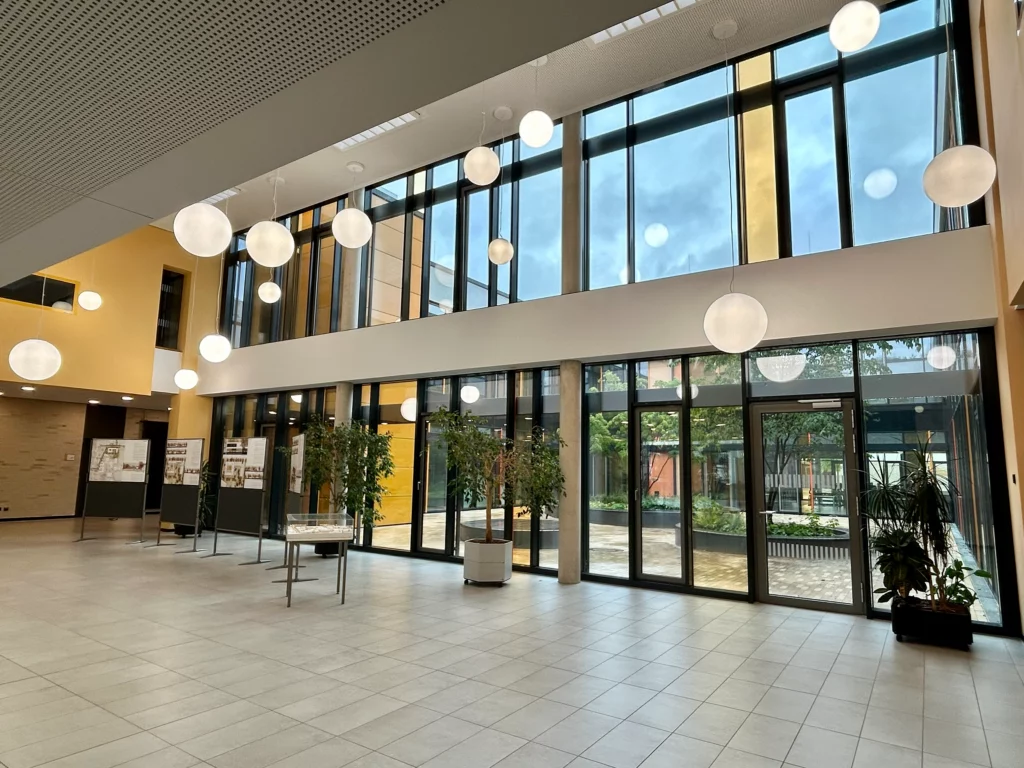 Tag der Architektur GSH Aufnahme Foyer mit Ausstellern und Modell
