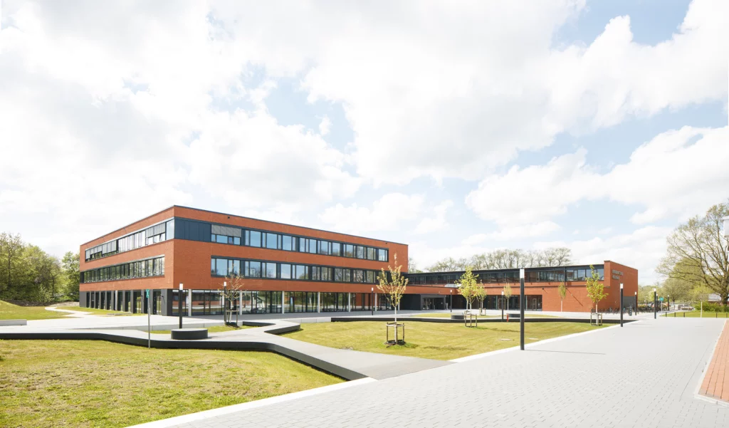 BBS Wilhelmshaven Außenaufnahme Blick von Osten Richtung Eingang vom Schulcampus BBS Wilhelmshaven Aussenaufnahme Blick von Osten Richtung Eingang vom Schulcampus