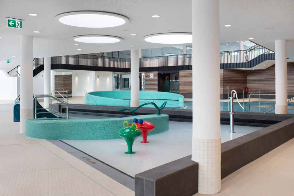 Badepark Berenbostel Innenaufnahme Planschbecken und Attraktionsbecken