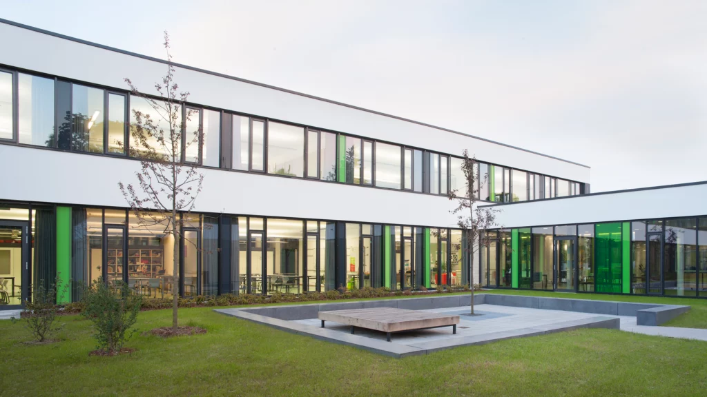 Ersatzneubau Marie Curie Schule Außenaufnahme Pausenhof seitlicher Blick Übergang Magistrale zum Ersatzneubau