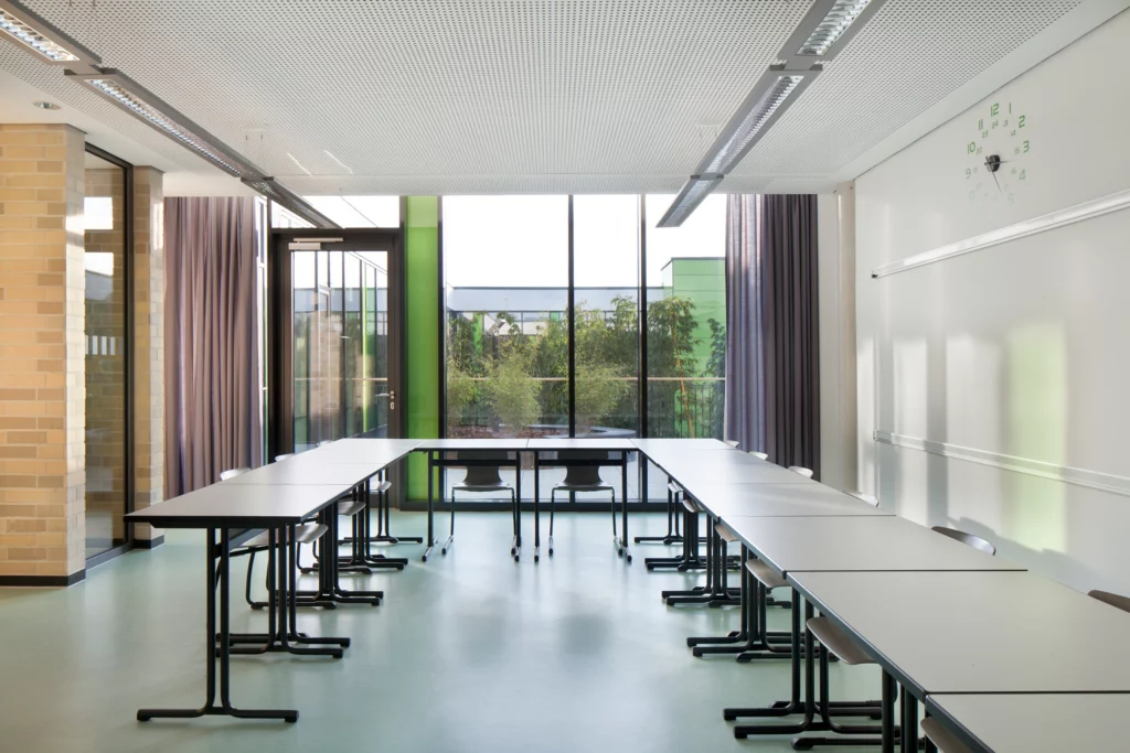 Ersatzneubau Marie Curie Schule Innenaufnahme Klassenraum Blick zur Atriumterrasse