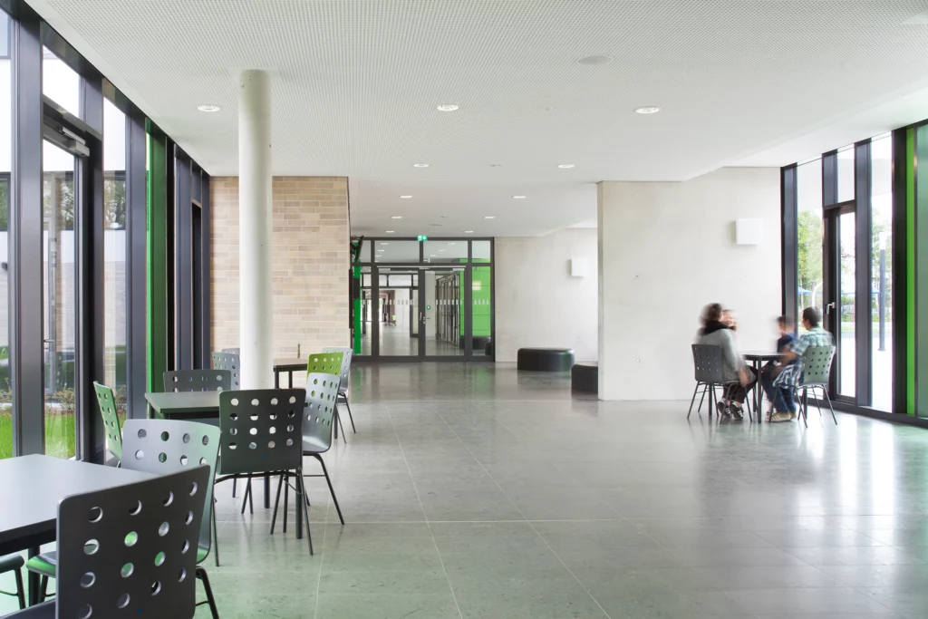 Ersatzneubau Marie Curie Schule Innenaufnahme Magistrale möblierte Aufenthaltsbereiche