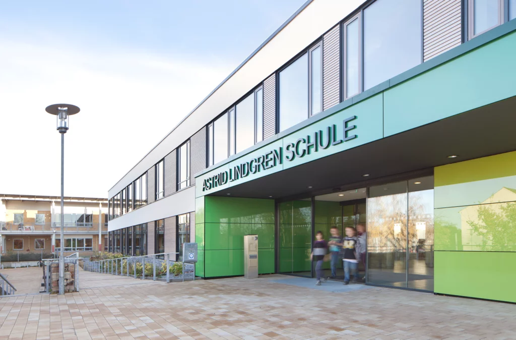 Erweiterung Astrid-Lindgren-Schule Außenaufnahme neuer Eingangsbereich Erweiterung Astrid Lindgren Schule Aussenaufnahme neuer Eingangsbereich
