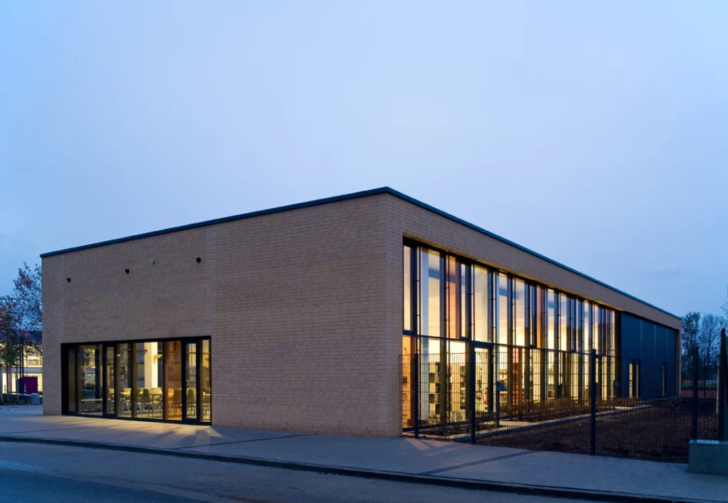 Mensa und Bibliothek Außenaufnahme Mensagebäude Eckperspektive in der Dämmerung