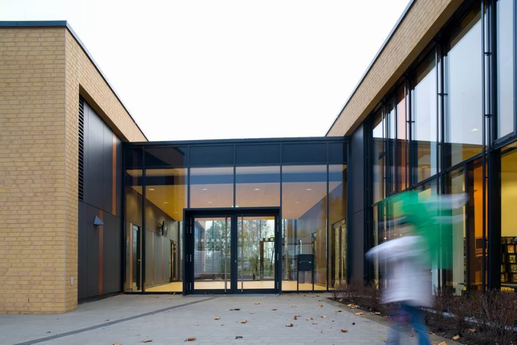 Mensa und Bibliothek Außenaufnahme Mensagebäude Eingangsbereich