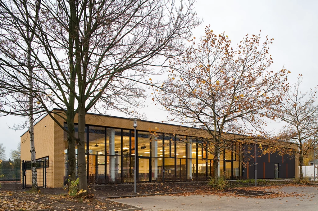 Mensa und Bibliothek Außenaufnahme Mensagebäude mit großzügiger Verglasung Mens und Bibliothek Aussenaufnahme Menasgebaeude mit grosszuegiger Verglasung