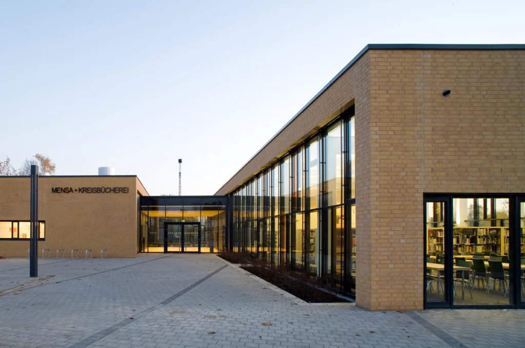 Mensa und Bibliothek Außenaufnahme Mensagebäude vom Vorplatz Blick zum Eingang