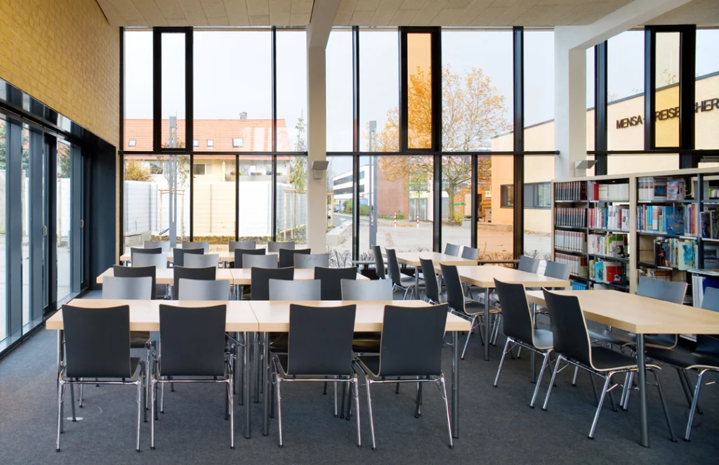 Mensa und Bibliothek Innenaufnahme Bibliothek Blick auf Verglasung