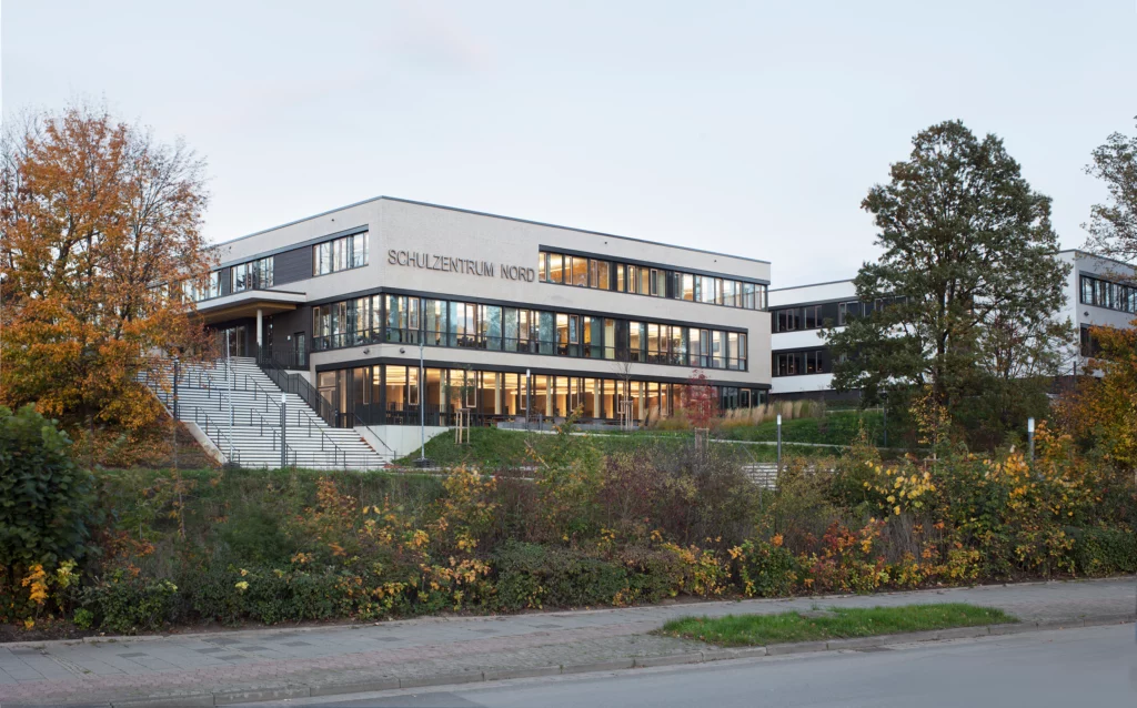 Schulzentrum Nord Hameln Außenaufnahme Perspektive vom Straßenniveau Blick auf Freitreppe und Neubau Schulzentrum Nord Hamlen Aussebaufnahme Perspektive vom Strassenniveau Blick auf Freitreppe und Neubau