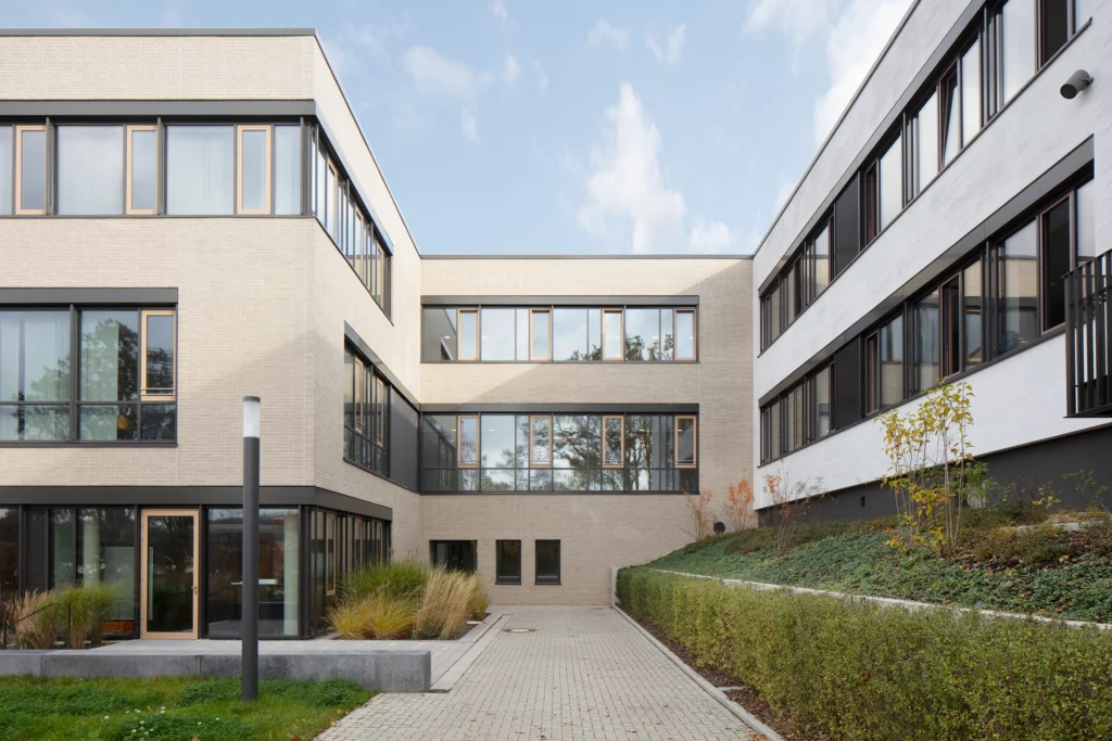 Schulzentrum Nord Hameln Außenaufnahme Verbindung Neubau mit Bestand