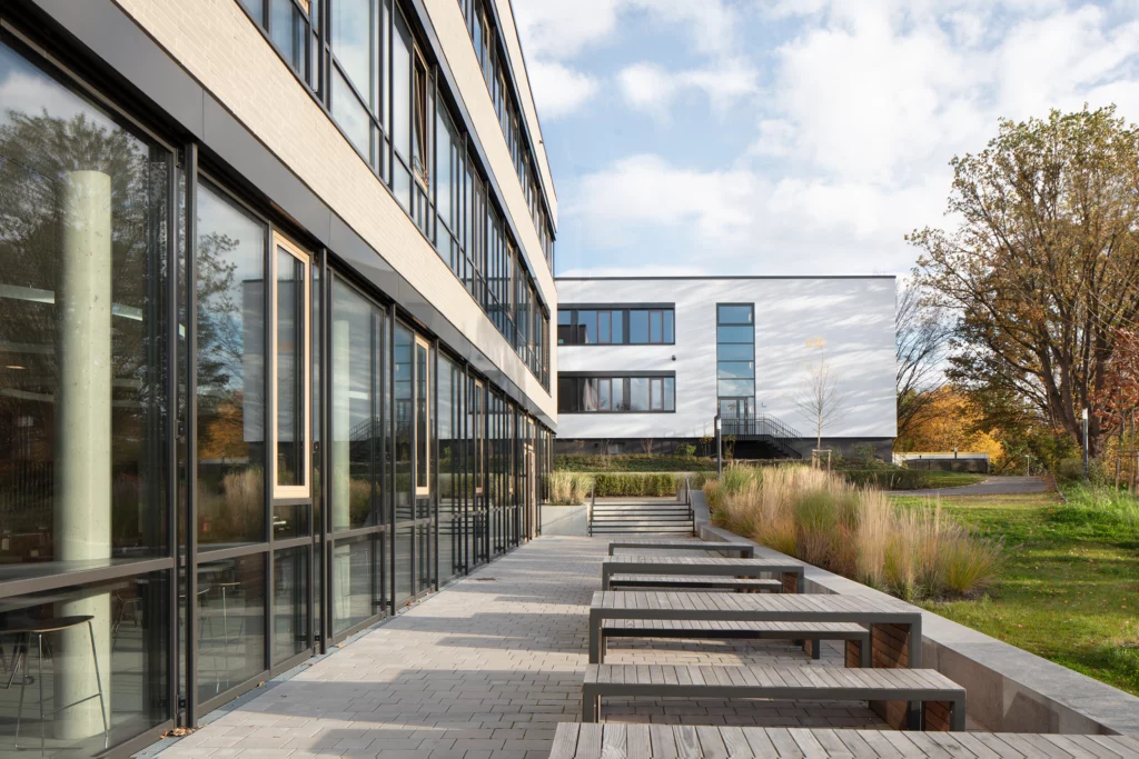 Schulzentrum Nord Hameln Außenaufnahme Außenterrasse Mensa