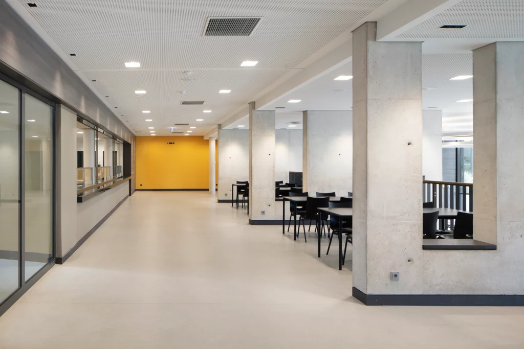 Schulzentrum Nord Hamlen Innenaufnahme Aufenthaltsnischen zwischen Sichtbetonwandscheiben