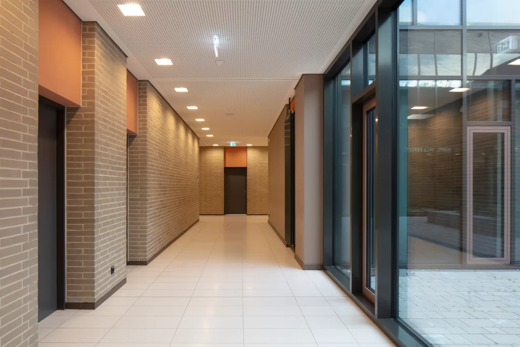 Schulzentrum Nord Hamlen Innenaufnahme Magistrale am Atrium Eckübergang
