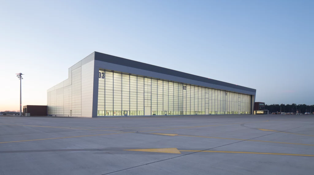 Waschhalle A400M Außenaufnahme Eckperspektive Fassade bei Sonneuntergang