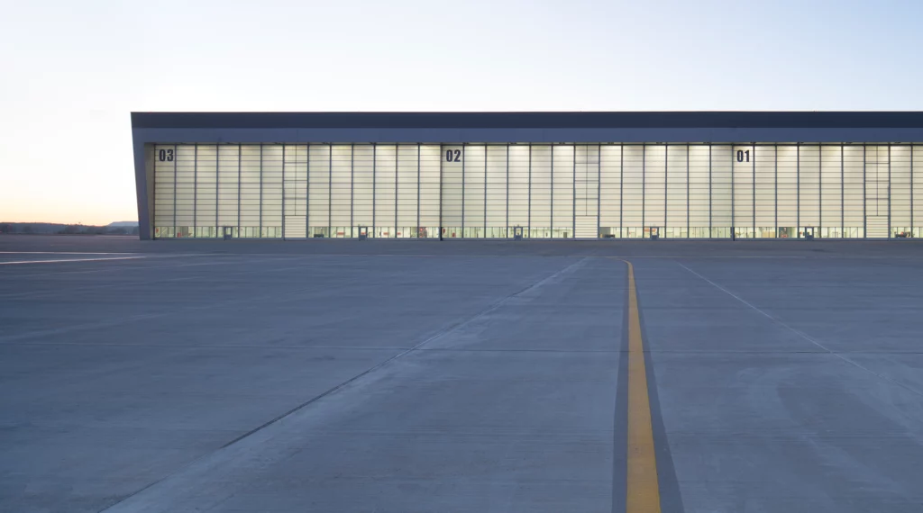 Waschhalle A400M Außenaufnahme Frontal Blick auf Toranlage