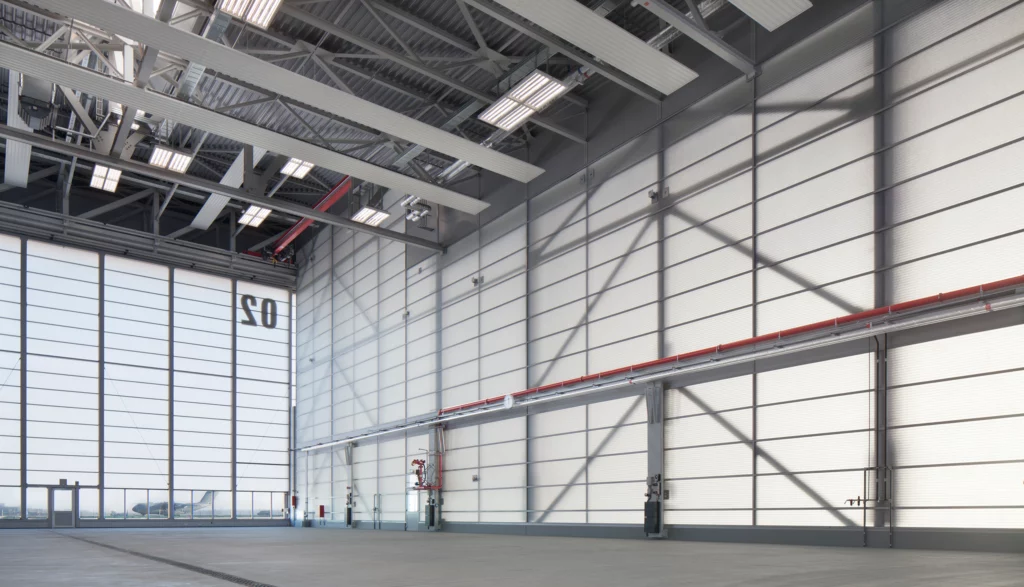 Waschhalle A400M Innenaufnahme Halle Eckperspektive transluzente Fassade
