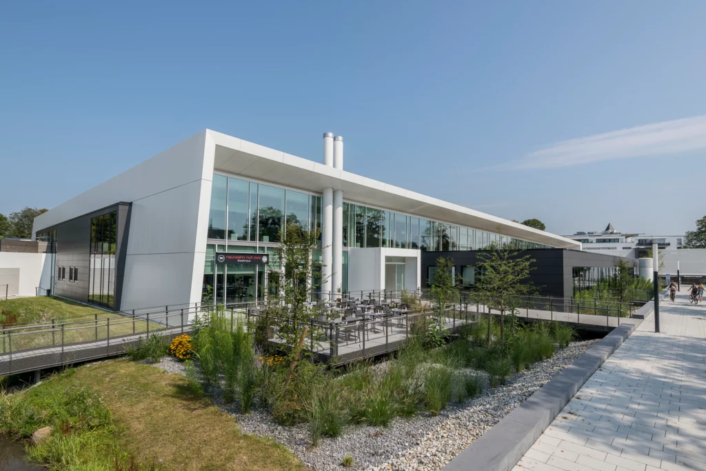 fresch Freising Außenaufnahme Gastronomie mit Außenterrasse