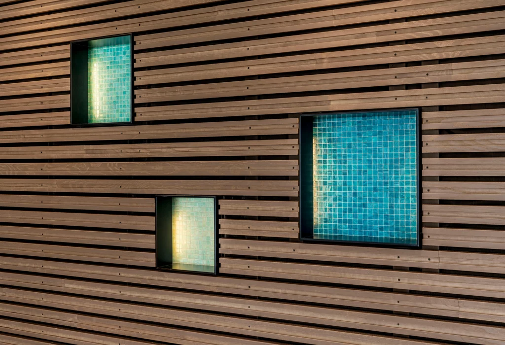fresch Freising Innenaufnahme Detailaufnahme Holz-Wandverkleidung mit farbigen Mosaiknischen